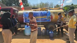 Polsek Lantari Jaya Bombana Salurkan Bantuan Air Bersih untuk Warga Terdampak Musim Kemarau 5 Polsek Lantari Jaya Bombana Salurkan Bantuan Air Bersih untuk Warga Terdampak Musim Kemarau