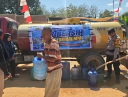Polsek Lantari Jaya Bombana Salurkan Bantuan Air Bersih untuk Warga Terdampak Musim Kemarau
