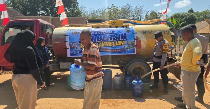 Polsek Lantari Jaya Bombana Salurkan Bantuan Air Bersih untuk Warga Terdampak Musim Kemarau