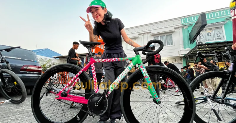 Ratusan Pesepeda Warnai Malam di Kendari, Critical Mass Serukan Ruang Setara 1 Ratusan Pesepeda Warnai Malam di Kendari, Critical Mass Serukan Ruang Setara