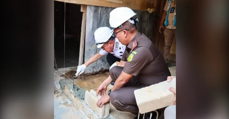 Pemprov Sultra dan Kejati Bersinergi, Program Gotong Royong Bedah Rumah Resmi Dimulai 1 Pemprov Sultra dan Kejati Bersinergi, Program Gotong Royong Bedah Rumah Resmi Dimulai