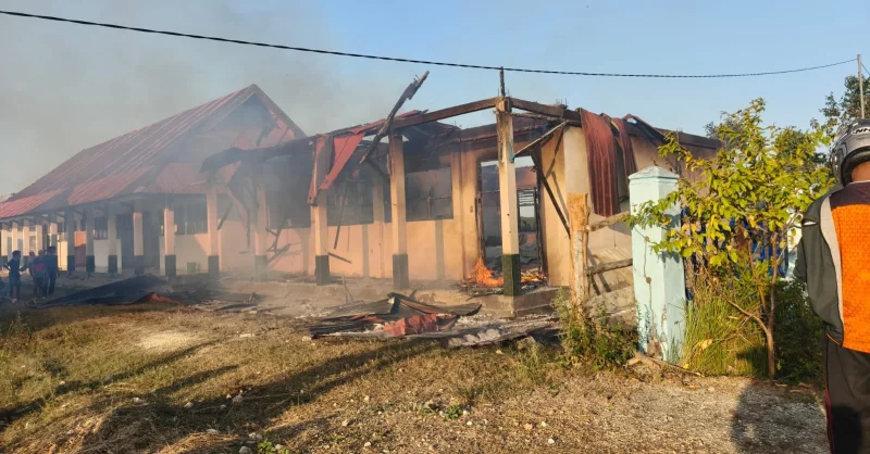 Kebakaran di SMK Negeri 2 Muna Barat, Gedung Sekretariat Senat Ludes Dilalap Api 1 Kebakaran di SMK Negeri 2 Muna Barat, Gedung Sekretariat Senat Ludes Dilalap Api