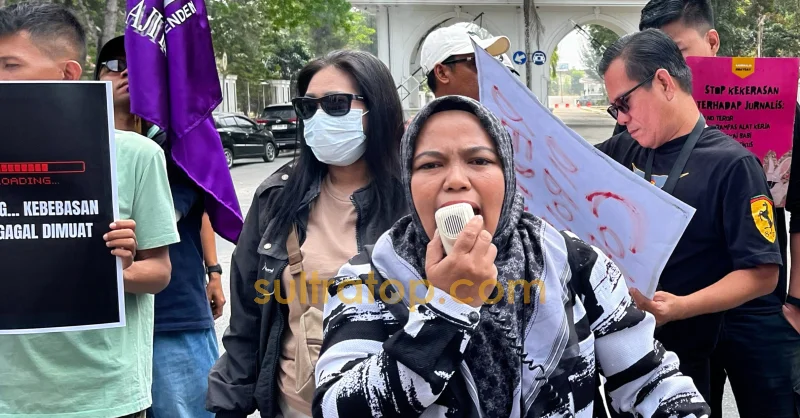 AJI-IJTI dan KKJ Demo di Polda Sultra, Desak Kasus Kekerasan Jurnalis tvOne Diusut Tuntas 1 AJI-IJTI dan KKJ Demo di Polda Sultra, Desak Kasus Kekerasan Jurnalis tvOne Diusut Tuntas