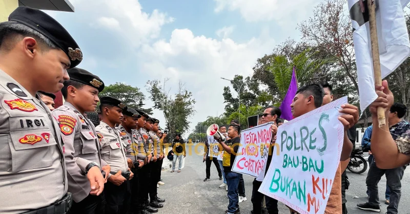 AJI-IJTI dan KKJ Demo di Polda Sultra, Desak Kasus Kekerasan Jurnalis tvOne Diusut Tuntas 3 AJI-IJTI dan KKJ Demo di Polda Sultra, Desak Kasus Kekerasan Jurnalis tvOne Diusut Tuntas