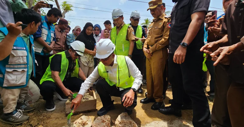 Bedah Rumah di Mubar Diperkuat Gotong Royong, Kajati Sultra Salurkan Rp600 Juta untuk 12 Unit 1 Bedah Rumah di Mubar Diperkuat Gotong Royong, Kajati Sultra Salurkan Rp600 Juta untuk 12 Unit