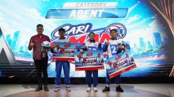 Cari Aman Academy 2026, AHM Libatkan 570 Pelajar dan Guru Jadi Pelopor Keselamatan Berkendara 15 Cari Aman Academy 2026, AHM Libatkan 570 Pelajar dan Guru Jadi Pelopor Keselamatan Berkendara SULTRATOP.COM, SEMARANG — PT Astra Honda Motor (AHM) mengajak generasi muda menjadi penggerak budaya keselamatan berkendara melalui kompetisi Cari Aman Academy 2026. Kegiatan yang berlangsung pada 6–8 Oktober 2026 di Astra Motor Safety Riding Center Jawa Tengah, Semarang, ini diikuti 570 pelajar dan guru dari 38 sekolah binaan tingkat SMA di berbagai wilayah Indonesia. Mengusung tema “The Next Change Makers, Jago Cari Aman Biar Happy”, kompetisi perdana tingkat nasional ini menjadi wadah bagi pelajar dan guru untuk menguji pengetahuan, keterampilan, serta kreativitas dalam menyampaikan edukasi keselamatan berkendara di lingkungan sekolah dan masyarakat. Dari total peserta, sebanyak 380 pelajar dan 190 guru terlibat dalam rangkaian kompetisi. Mereka berasal dari sejumlah wilayah, antara lain Bandung, Surabaya, Samarinda, dan Pontianak. Sebelum mengikuti kompetisi nasional, para peserta telah menjalankan berbagai kegiatan edukasi di sekolah masing-masing. Mulai dari berbagi pengetahuan tentang keselamatan berkendara kepada sesama pelajar hingga mengajak komunitas dan masyarakat membiasakan perilaku berkendara yang aman. Dalam Cari Aman Academy 2026, kemampuan peserta dinilai melalui tiga aspek, yakni Knowledge, Skill, dan Creativity. Pada aspek Knowledge, peserta mengikuti ujian teori sekaligus diuji kemampuannya menjelaskan perilaku berkendara aman melalui materi #Cari_Aman 5P+. Sementara itu, aspek Skill mencakup pengujian teknik pengereman (braking), slalom, dan keseimbangan statis menggunakan sepeda motor Honda BeAT. Adapun aspek Creativity menantang peserta merancang aktivitas edukasi yang kreatif agar pesan keselamatan berkendara dapat diterima dengan mudah oleh lingkungan sekitar. Kompetisi ini juga memberikan sejumlah penghargaan, meliputi Agent Award untuk pelajar terbaik, Task Force Award bagi guru pembimbing terbaik, Best SR Creative Activity untuk kegiatan kreatif keselamatan berkendara, serta Best SR School Partnership bagi sekolah binaan terbaik. Mahendra Hayu Alfiansyah dari SMAN 1 Sumberpucung, Jawa Timur, meraih Task Force Award. Sementara itu, Agent Award diberikan kepada Deca Auliya Putri dari SMK Islam Krembung, Jawa Timur. Penghargaan Best SR Creative Activity diraih SMAN 1 Pangkalpinang, Bangka Belitung. Adapun Best SR School Partnership diberikan kepada SMK Wiraswasta Cimahi, Jawa Barat. Deca mengatakan, keikutsertaannya dalam kompetisi tersebut tidak hanya menambah pengetahuan tentang berkendara yang benar, tetapi juga membuka kesempatan bagi pelajar untuk menjadi contoh bagi teman sebaya. “Awalnya saya ingin belajar berkendara yang benar, tapi lewat kompetisi ini saya sadar bahwa kami sebagai pelajar bisa menjadi contoh bagi teman sebaya. Setelah pulang nanti, saya ingin membagikan ilmu yang saya dapat melalui kompetisi Cari Aman Academy ini kepada teman-teman di sekolah agar semakin banyak yang peduli keselamatan saat berkendara,” ujar Deca. Cari Aman Academy 2026 merupakan bagian dari pembinaan terhadap 38 sekolah binaan safety riding melalui kerja sama AHM dan jaringan main dealer sepeda motor Honda di berbagai wilayah sejak tahun lalu. Pembinaan tersebut dilakukan melalui program Safety Riding Advisor Training (SAT) Level 1 untuk mengasah kompetensi pelajar dan guru. Selanjutnya, pada Agustus–September 2026, para peserta mengikuti Cari Aman Academy Bootcamp yang diselenggarakan jaringan main dealer Honda di berbagai daerah. Bootcamp menjadi tahap pembekalan sekaligus seleksi sebelum peserta melaju ke kompetisi tingkat nasional. Salah satu kegiatan di dalamnya adalah kompetisi public speaking mengenai materi #Cari_Aman 5P+. Melalui kegiatan tersebut, peserta diuji dalam memahami materi keselamatan berkendara, menyusun pesan, membangun komunikasi dengan audiens, serta menyampaikan edukasi secara menarik dan mudah dipahami. General Manager Marketing Planning & Analysis AHM, Andy Wijaya, mengatakan pelajar memiliki kedekatan dengan teman sebaya sehingga berpotensi menjadi agen perubahan dalam menyampaikan pesan keselamatan berkendara di lingkungan sekolah. Menurutnya, guru juga memiliki peran penting sebagai teladan dalam menanamkan nilai-nilai positif, termasuk membangun kebiasaan berkendara yang aman dan bertanggung jawab. “Kebiasaan berkendara yang aman perlu terbentuk sejak usia sekolah. Sehingga diperlukan penyampaian pesan keselamatan yang mudah diterima di lingkungan sekolah, seperti melalui teman sebaya maupun keteladanan para guru,” ujar Andy. Ia berharap para peserta dapat menerapkan pengetahuan yang diperoleh selama kompetisi dan menularkannya kepada lingkungan sekitar. “Melalui Cari Aman Academy, kami berharap para peserta dapat membawa pulang semangat untuk menumbuhkan budaya keselamatan di sekolah sekaligus menjadi penggerak perubahan positif di tengah masyarakat dalam mewujudkan cara berkendara yang aman, tertib, dan bertanggung jawab,” katanya. Pelaksanaan Cari Aman Academy 2026 di Astra Motor Safety Riding Center Jawa Tengah sekaligus menjadi bagian dari upaya memperluas ruang belajar keselamatan berkendara bagi generasi muda. Fasilitas yang berada di kawasan Bukit Semarang Baru (BSB), Semarang, tersebut diresmikan pada 15 Juli 2026. Pusat pelatihan ini berdiri di atas lahan seluas satu hektare dengan luas bangunan mencapai 2.760 meter persegi. Astra Motor Safety Riding Center Jawa Tengah merupakan satu dari sembilan Safety Riding Center Honda yang dikembangkan di berbagai wilayah Indonesia. Fasilitas tersebut dapat dimanfaatkan masyarakat dan institusi untuk menambah pengetahuan serta meningkatkan keterampilan berkendara yang aman. Sejak diperkenalkan pada 2017, #Cari_Aman menjadi payung program keselamatan berkendara AHM, terutama untuk meningkatkan kesadaran generasi muda. Upaya tersebut diperkuat melalui keberadaan enam Safety Riding Lab, kemitraan dengan sekolah binaan, serta berbagai program edukasi bersama jaringan main dealer Honda. Melalui Cari Aman Academy dan berbagai program pembinaan lainnya, AHM bersama jaringan main dealer Honda terus mendorong keterlibatan pelajar dan guru dalam menyebarkan edukasi keselamatan berkendara, mulai dari lingkungan sekolah hingga masyarakat luas. (---)