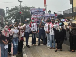 Astra Motor Ambon Bagikan Masker Gratis untuk Warga di Tengah Kabut Asap