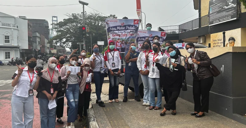 Astra Motor Ambon Bagikan Masker Gratis untuk Warga di Tengah Kabut Asap