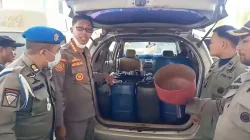 Satpol PP Kendari Amankan Mobil Diduga Penampung Pertalite di Antrean SPBU Rabam 4 Satpol PP Kendari Amankan Mobil Diduga Penampung Pertalite di Antrean SPBU Rabam