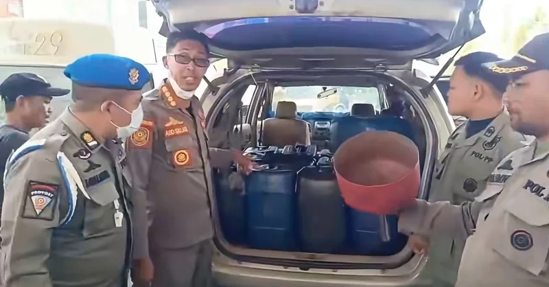 Satpol PP Kendari Amankan Mobil Diduga Penampung Pertalite di Antrean SPBU Rabam 1 Satpol PP Kendari Amankan Mobil Diduga Penampung Pertalite di Antrean SPBU Rabam