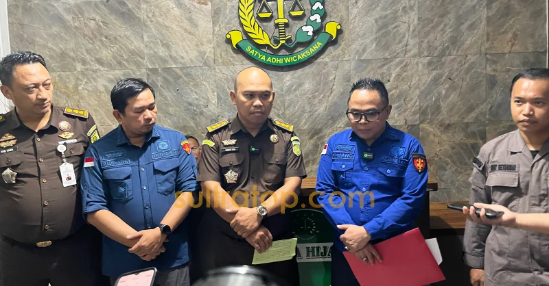 Kejaksaan Tahan Mantan Sekda Sultra Asrun Lio dan Bendahara Terkait Korupsi Makan Minum 3 Kejaksaan Tahan Mantan Sekda Sultra Asrun Lio dan Bendahara Terkait Korupsi Makan Minum