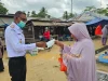 Lindungi Warga dari Kabut Asap, Dinkes Muna Barat Turun Bagikan Masker