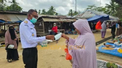 Lindungi Warga dari Kabut Asap, Dinkes Muna Barat Turun Bagikan Masker