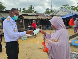 Lindungi Warga dari Kabut Asap, Dinkes Muna Barat Turun Bagikan Masker