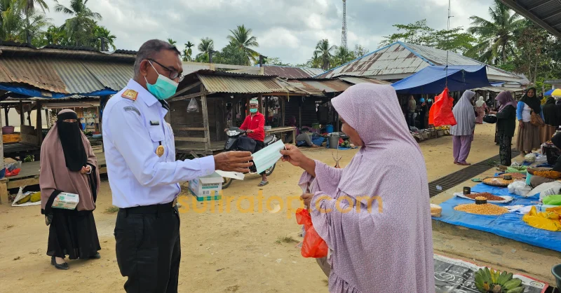 Lindungi Warga dari Kabut Asap, Dinkes Muna Barat Turun Bagikan Masker 1 Lindungi Warga dari Kabut Asap, Dinkes Muna Barat Turun Bagikan Masker