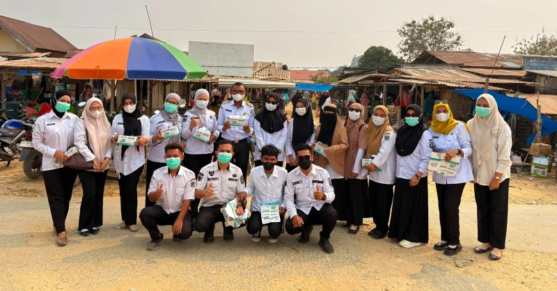 Lindungi Warga dari Kabut Asap, Dinkes Muna Barat Turun Bagikan Masker 5 Lindungi Warga dari Kabut Asap, Dinkes Muna Barat Turun Bagikan Masker