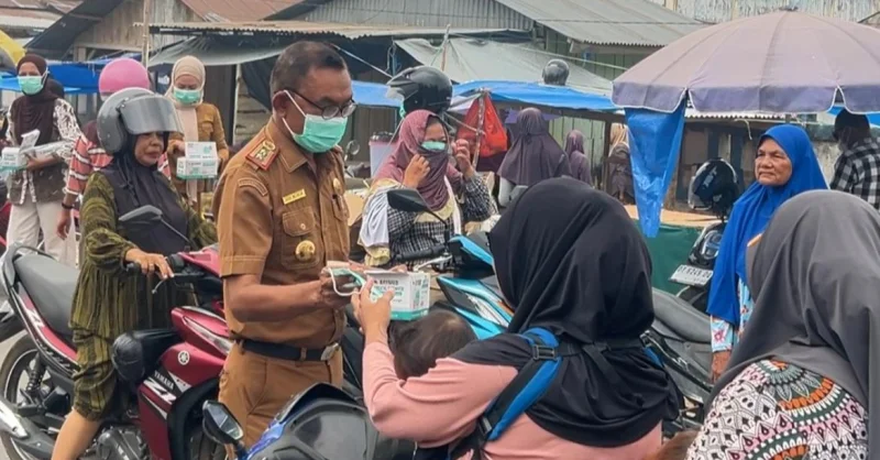 Lindungi Warga dari Kabut Asap, Dinkes Muna Barat Turun Bagikan Masker