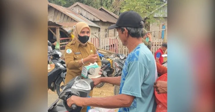 Lindungi Warga dari Kabut Asap, Dinkes Muna Barat Turun Bagikan Masker 4 Lindungi Warga dari Kabut Asap, Dinkes Muna Barat Turun Bagikan Masker