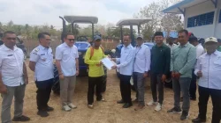 Jaelani Salurkan 16 Alsintan untuk Petani Muna Barat, Ada Traktor dan Pompa Air 4 Jaelani Salurkan 16 Alsintan untuk Petani Muna Barat, Ada Traktor dan Pompa Air
