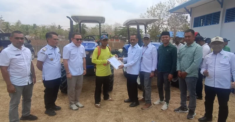 Jaelani Salurkan 16 Alsintan untuk Petani Muna Barat, Ada Traktor dan Pompa Air 1 Jaelani Salurkan 16 Alsintan untuk Petani Muna Barat, Ada Traktor dan Pompa Air