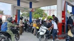 Sejumlah Warga Bawa Jeriken ke SPBU Muna, Pengawas Tegaskan Larangan Isi Pertalite 3 Sejumlah Warga Bawa Jeriken ke SPBU Muna, Pengawas Tegaskan Larangan Isi Pertalite