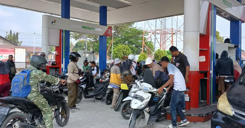 Sejumlah Warga Bawa Jeriken ke SPBU Muna, Pengawas Tegaskan Larangan Isi Pertalite