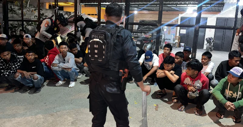 Respons Cepat Call Center 110, Polisi Amankan 68 Pelajar di Kendari yang Diduga Hendak Tawuran 1 Respons Cepat Call Center 110, Polisi Amankan 68 Pelajar di Kendari yang Diduga Hendak Tawuran